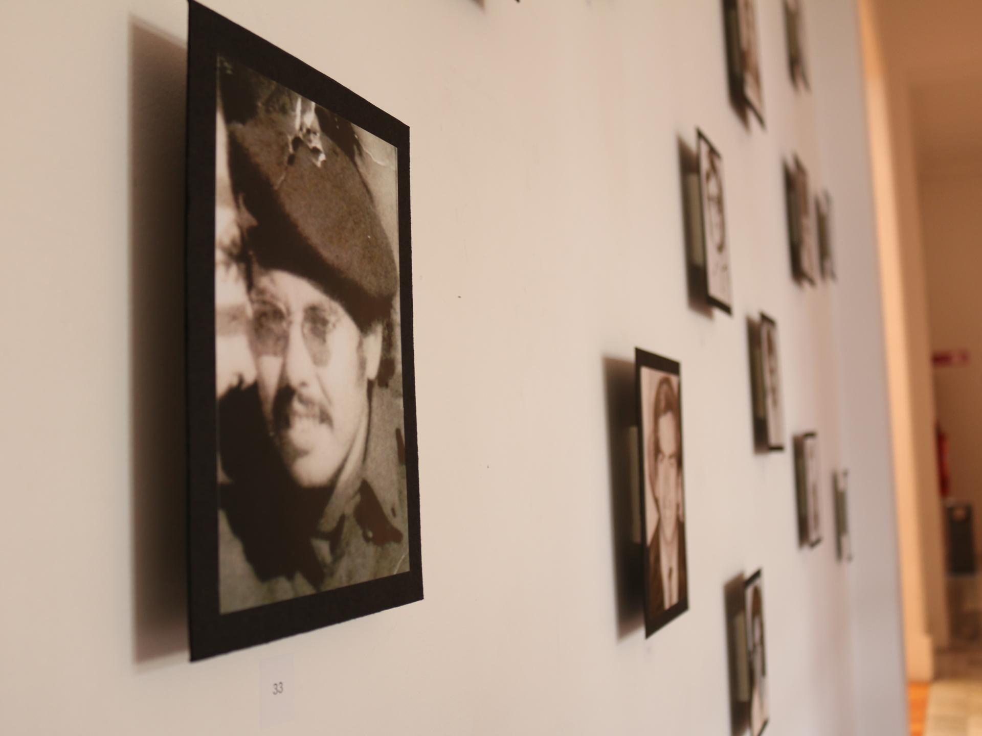 cuadros en pared sobre imágenes de detenidos y desaparecidos en Dictadura