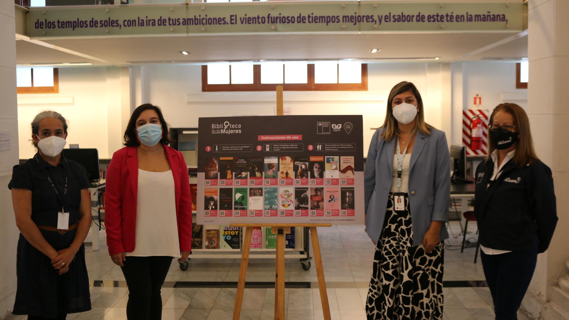 Instalación de Biblioteca para Mujeres (BPDigital) en el Hall Central de la biblioteca