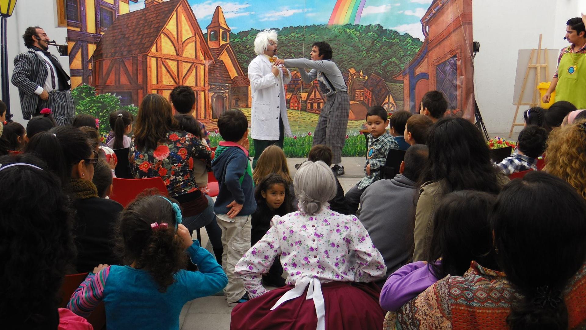 niños y niñas viendo obra de teatro