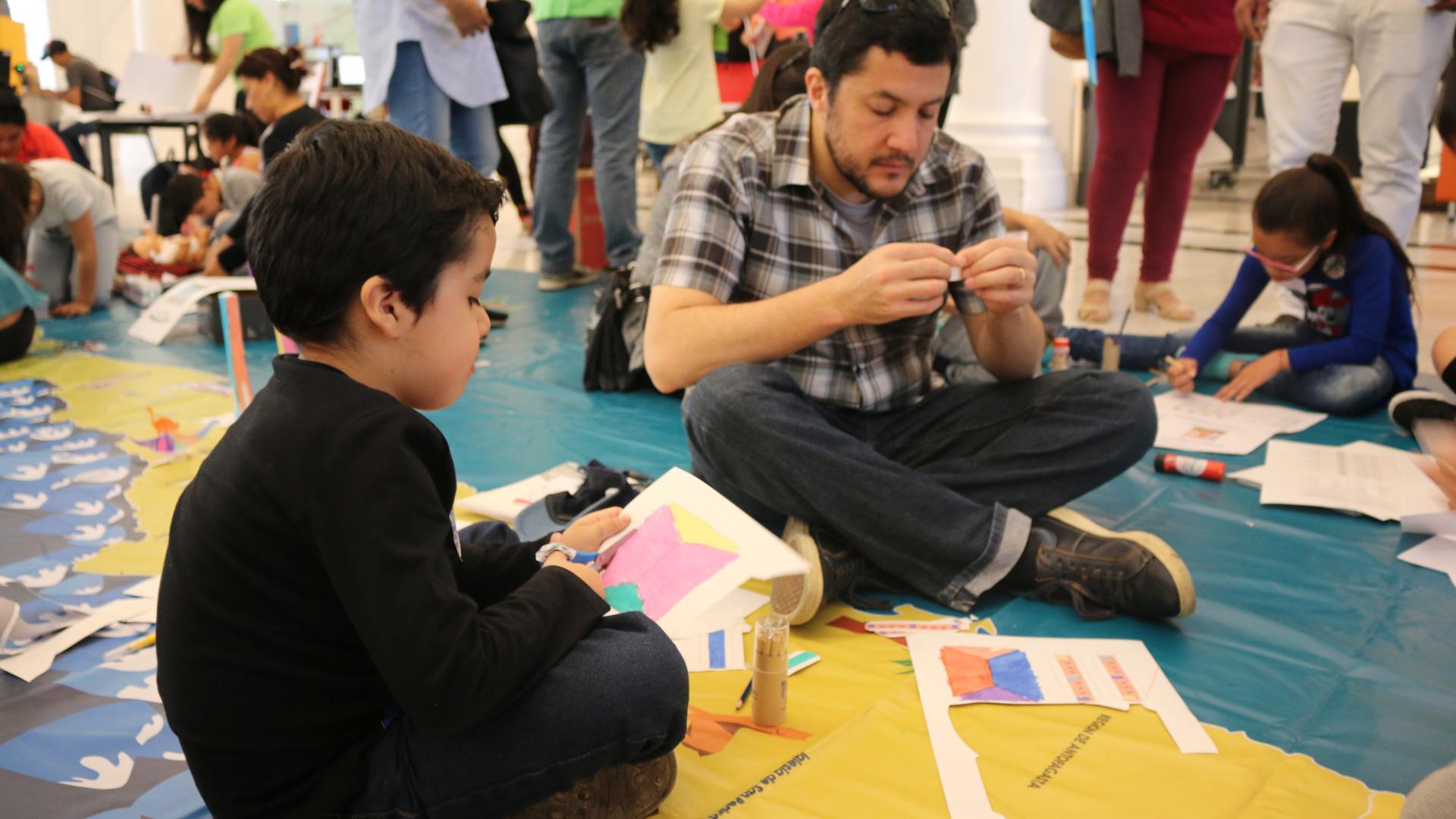 Padre y hijo compartiendo en actividad familiar 