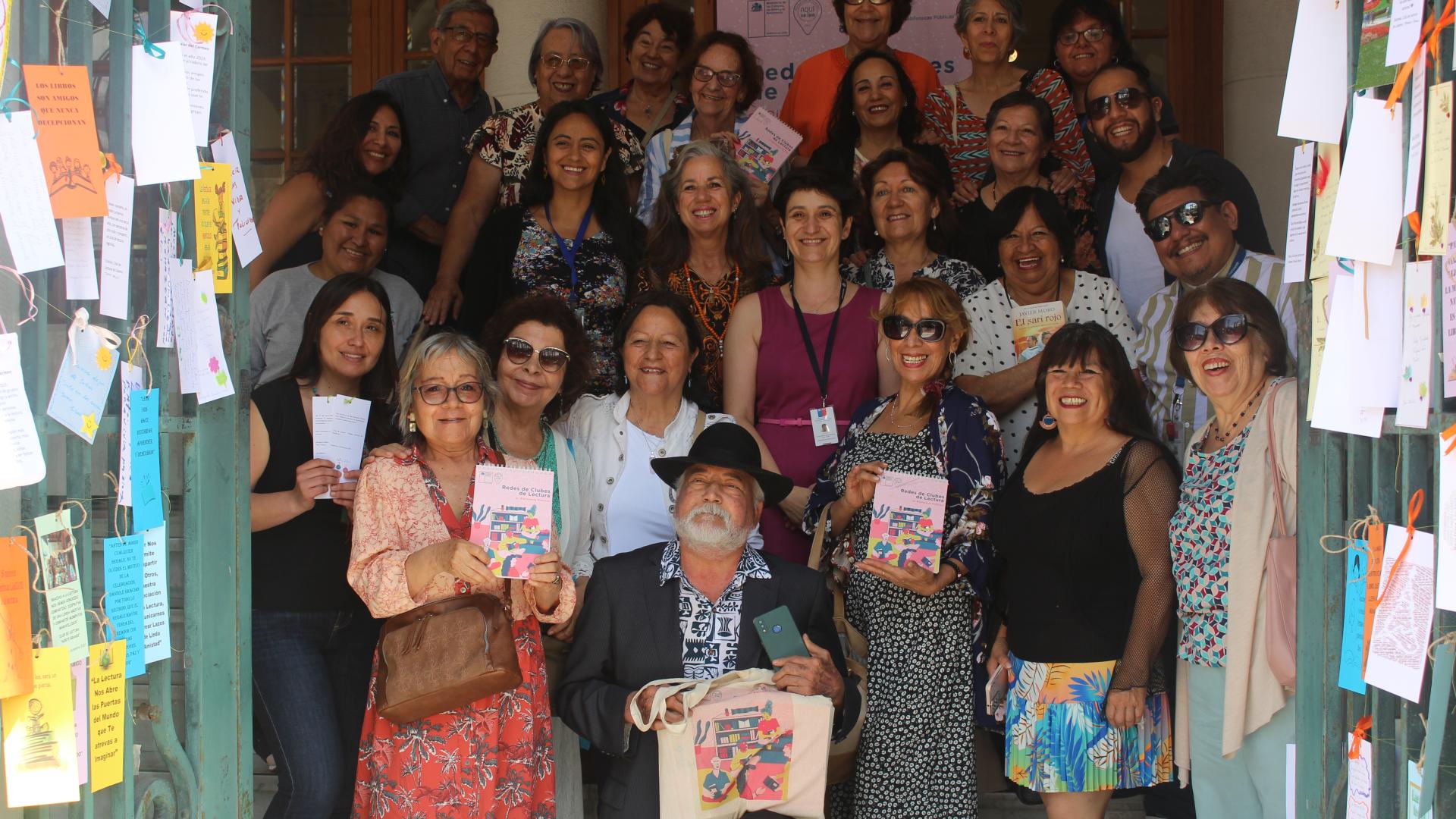 personas de los clubes de lectura en uno de los ingresos de la biblioteca