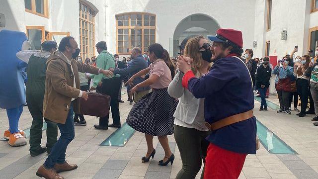 Personas bailando en el patio interior de la biblioteca