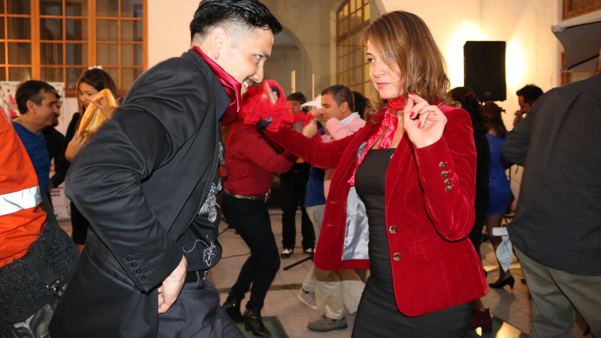 pareja bailando cueca chora 