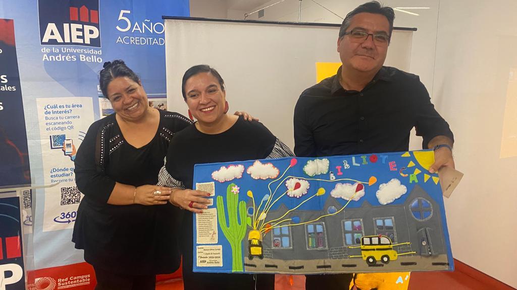 Directora Serpat, región Antofagasta, Valentina Díaz, junto a Juan Cornejo del área Infantil y Juvenil de la Biblioteca Regional recibiendo material didáctico