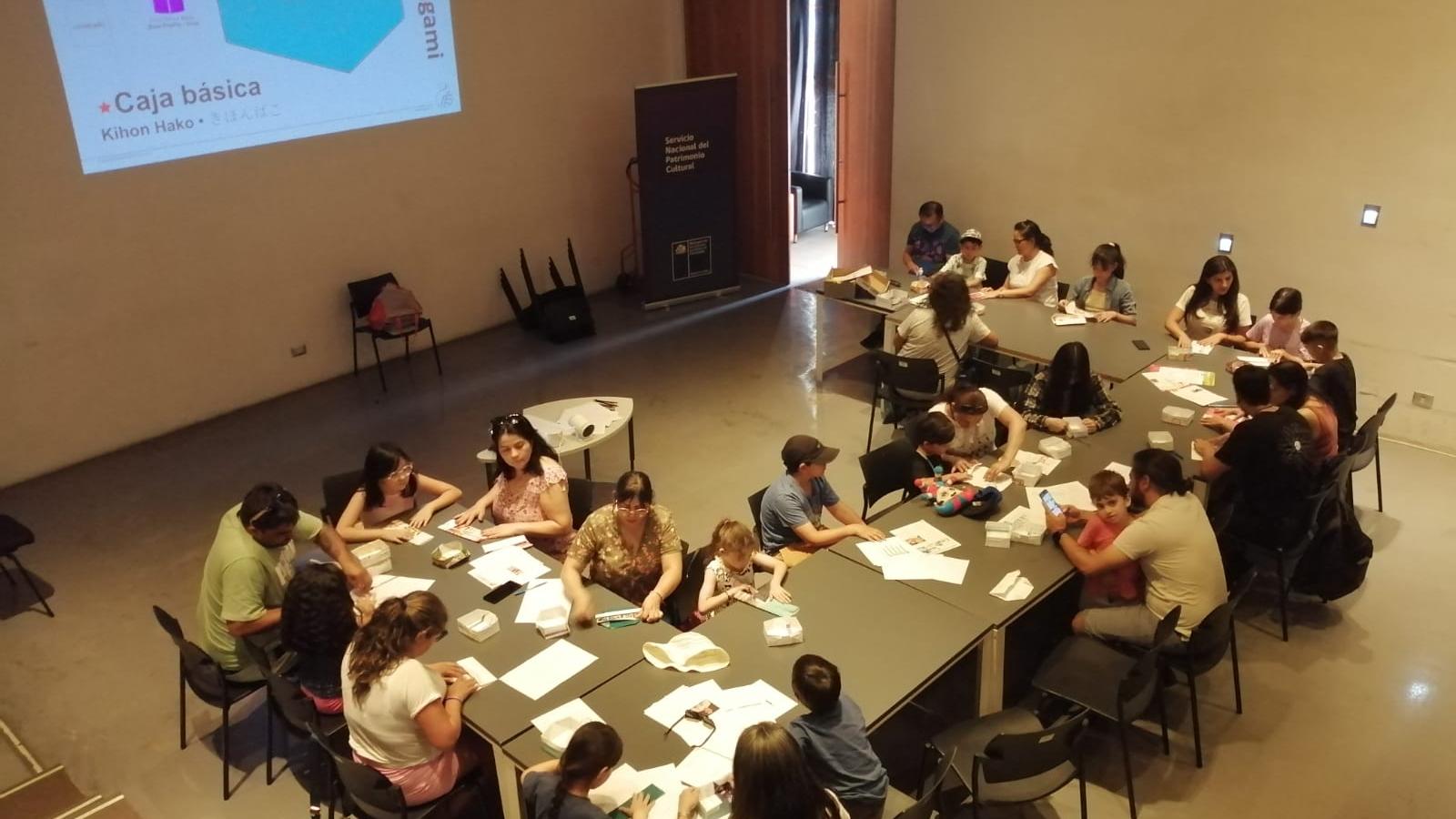 Grupo de niños en taller junto a sus padres