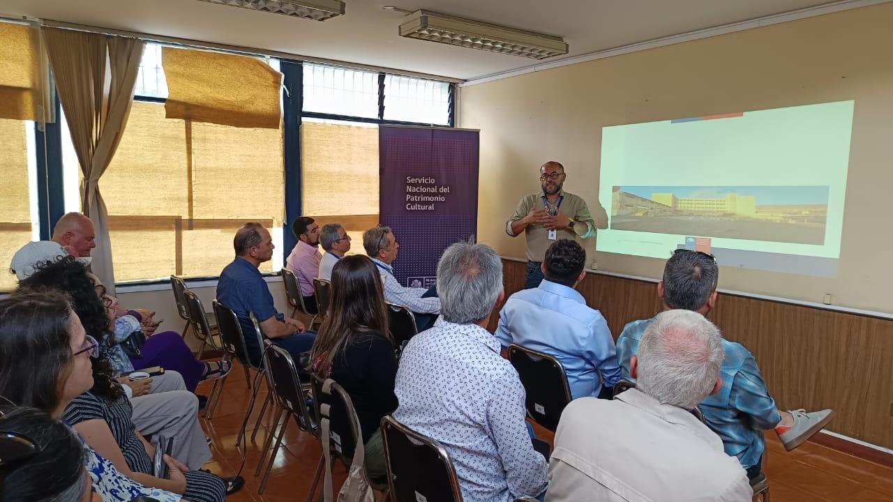 Gabriel Díaz exponiendo