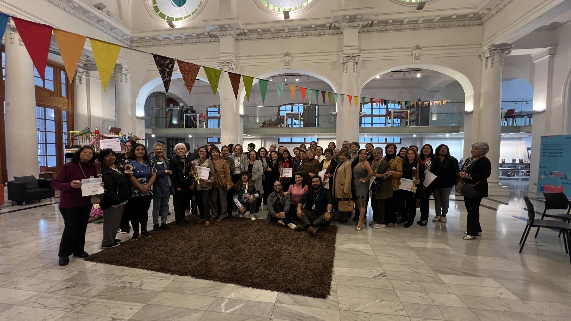 Grupo de personas en el hall de la biblioteca regional de Antofagasta