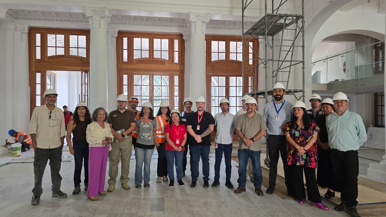 Registro de autoridades regionales y equipos técnicos en el hall de la Biblioteca Regional