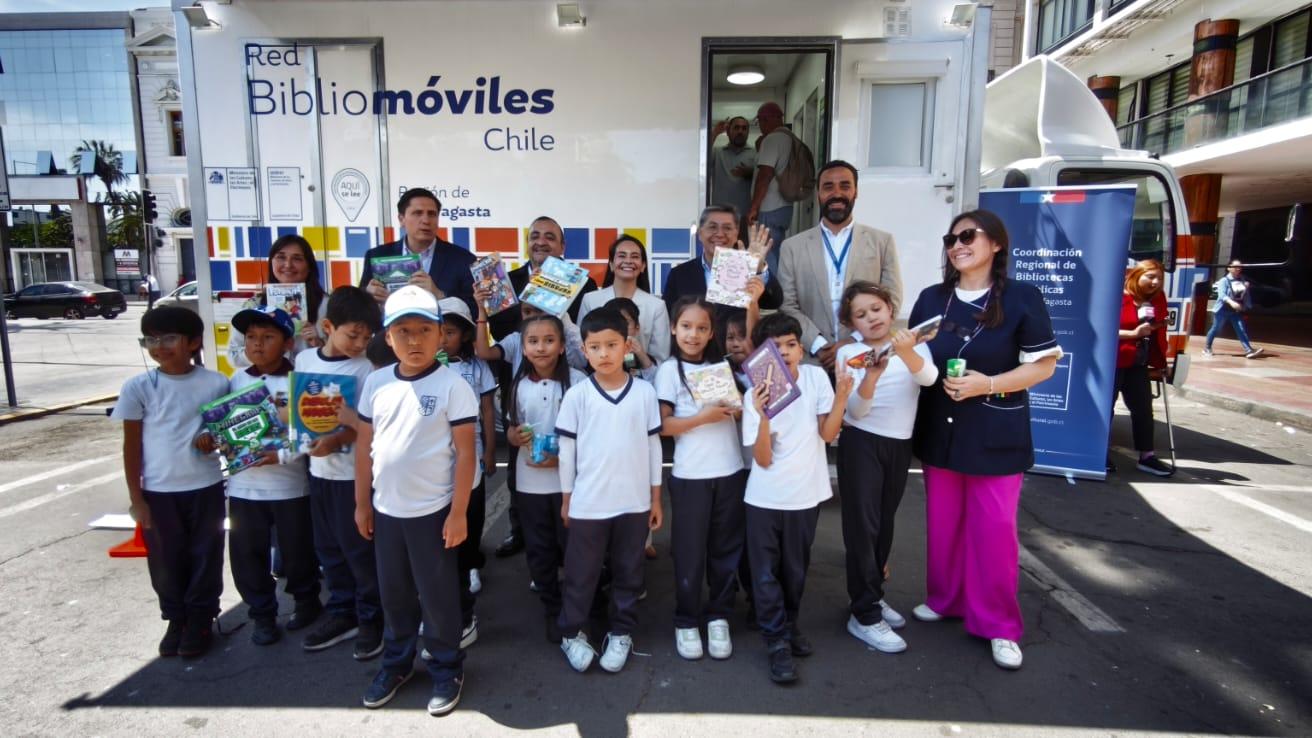 Estudiantes de la Escuela Ljubica Domic Wuth conocen el Bibliomóvil