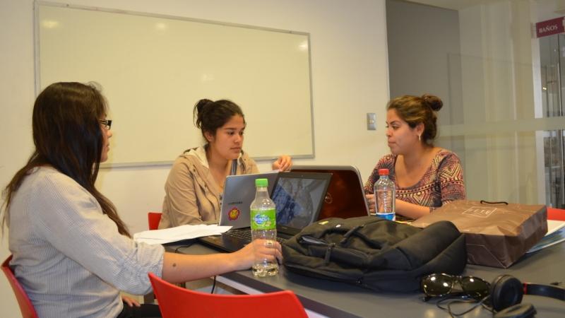 Mujeres estudiando en sala de reuniones