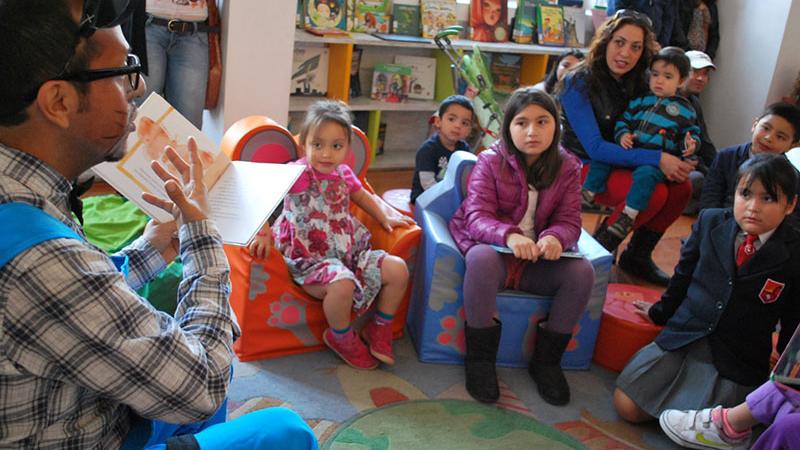 La "Hora del Cuento" se realiza todos los días en el Área Infantil.