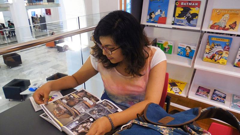 Ubicada en el entrepiso del hall, el Área Juvenil ofrece una variedad de libros, revistas y comics.