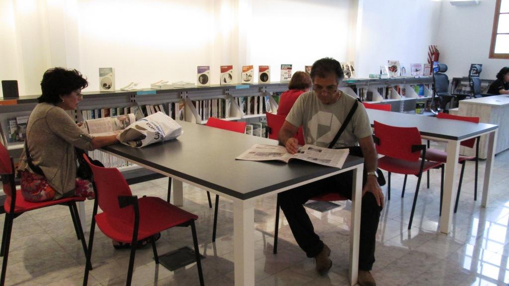 Diarios y revistas de circulación regional y nacional pueden hallar los usuarios en esta área, ubicada en el hall principal.