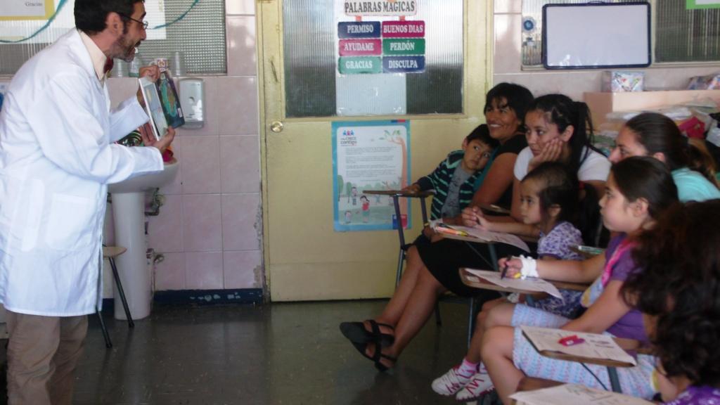 El profesor Hanz Book contando un cuento