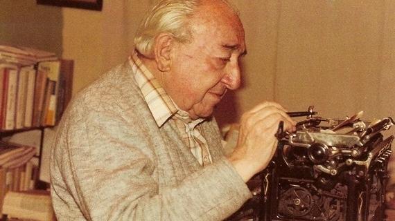 Andrés con su máquina Underwood