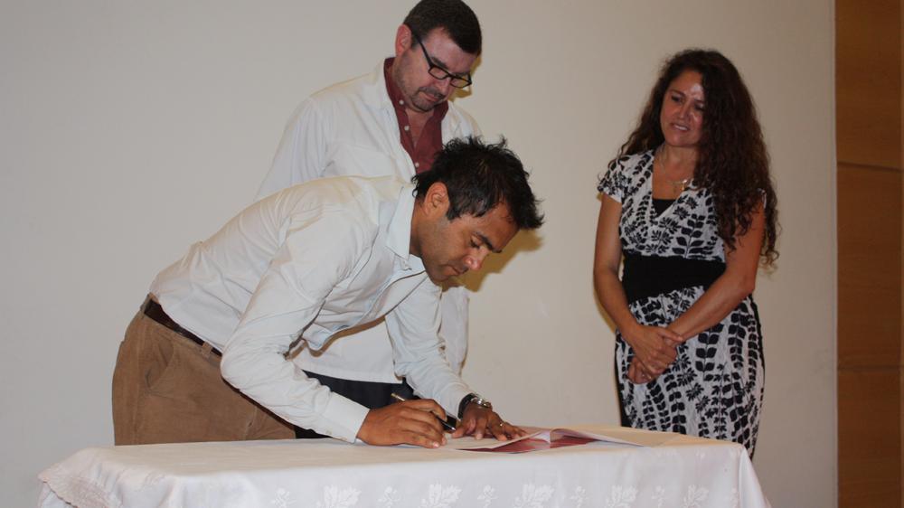Director(s), Cristián Jorquera, firmando convenio