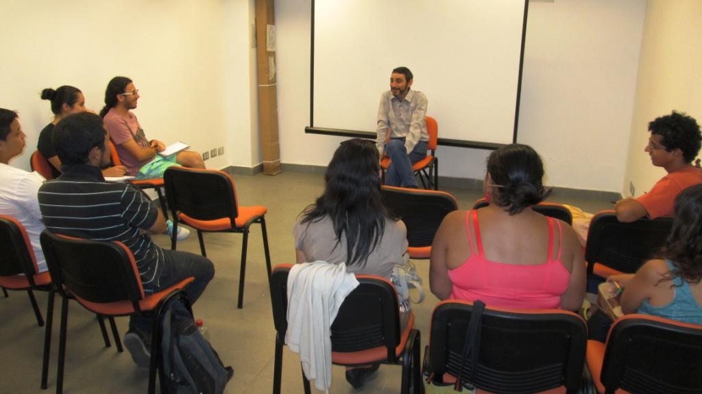 El taller se realiza en la sala de extensión