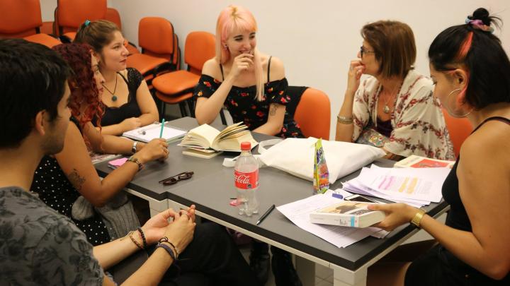 jovenes en taller de escritura creativa 