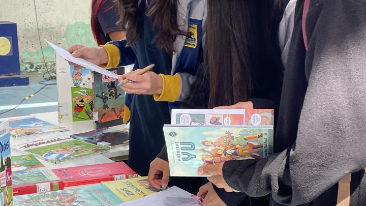 Jóvenes con libros 