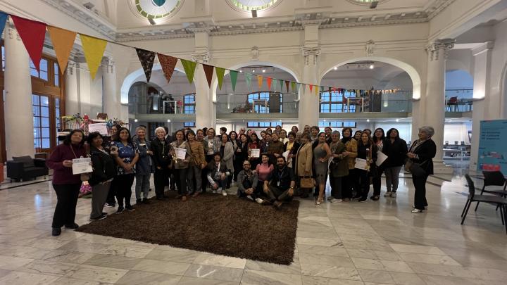 Grupo de personas en el hall de la biblioteca regional de Antofagasta 