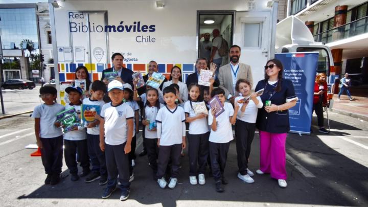Estudiantes de la Escuela Ljubica Domic Wuth conocen el Bibliomóvil