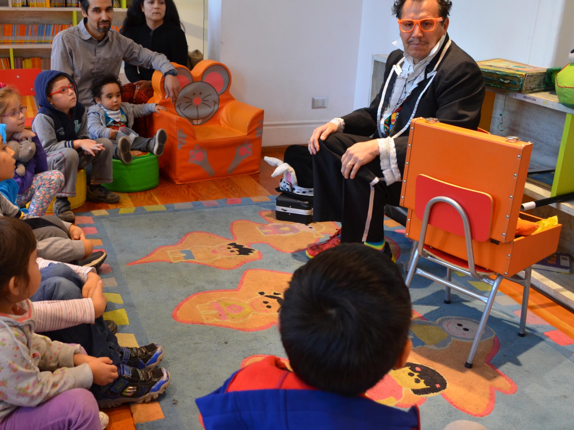 Mago Konstantino contando cuento en la Sala Infantil 