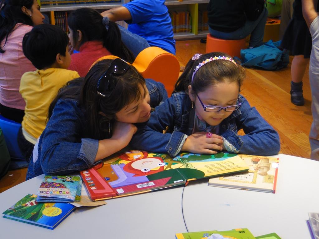 mamá con hija leyendo un libro