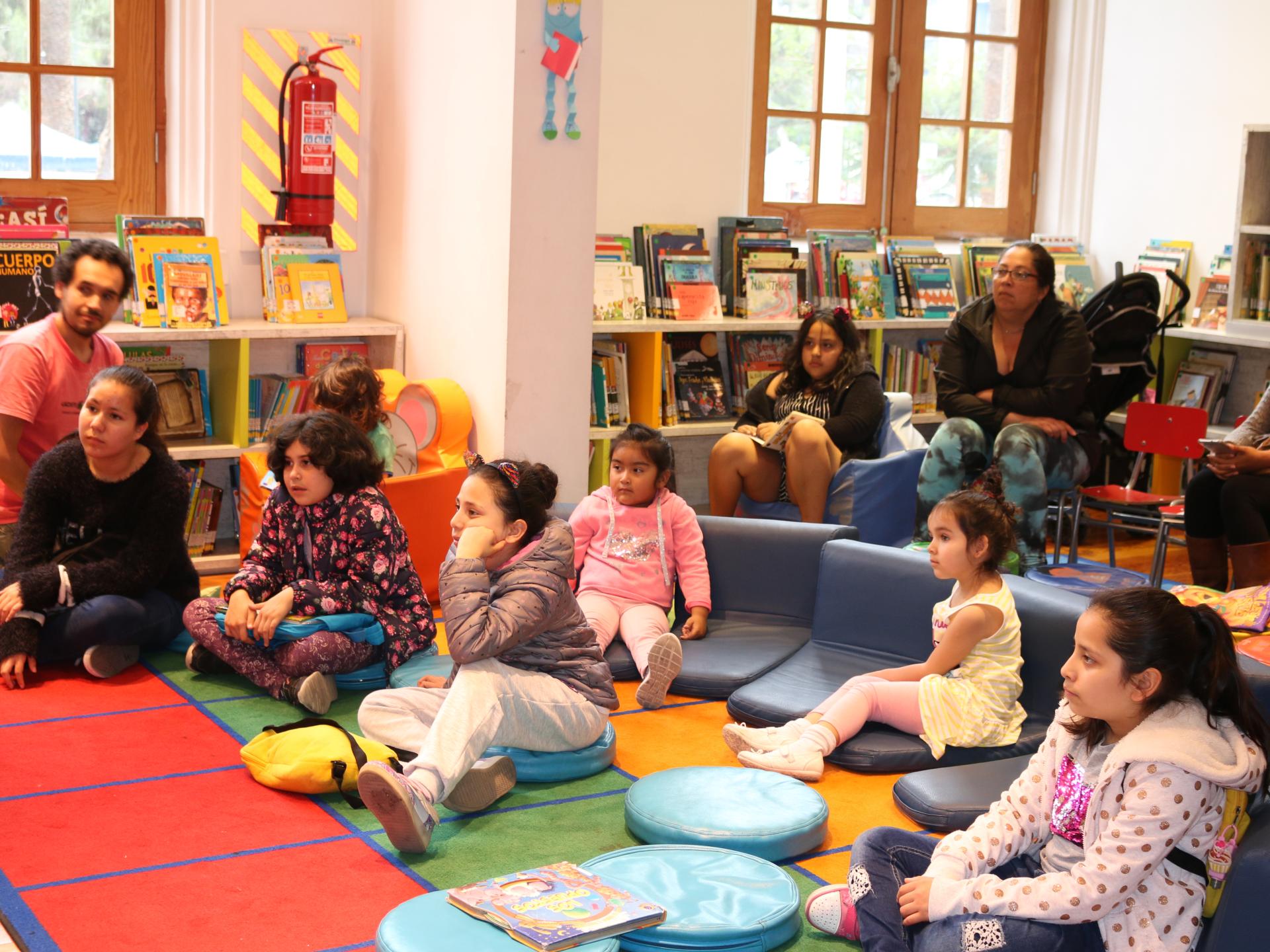 familias escuchando cuento