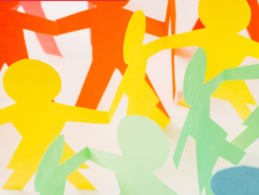 origami de silueta de personas con distintos colores