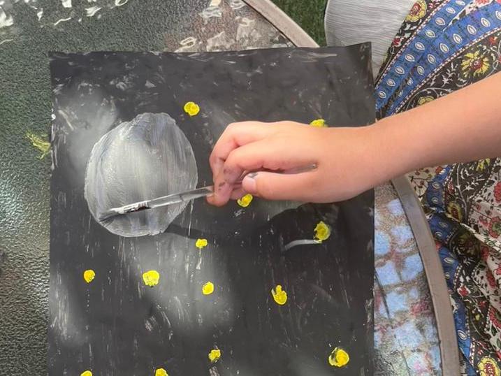 mujer pintando ilustración