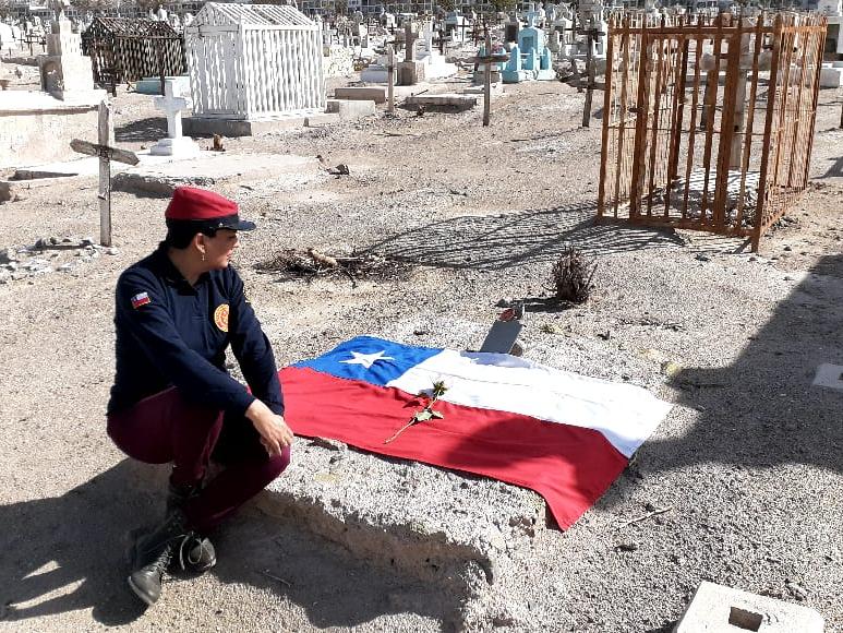 Ana Olivares en tumba de Carmen Pastenes, cantinera de la Guerra del Pacífico 