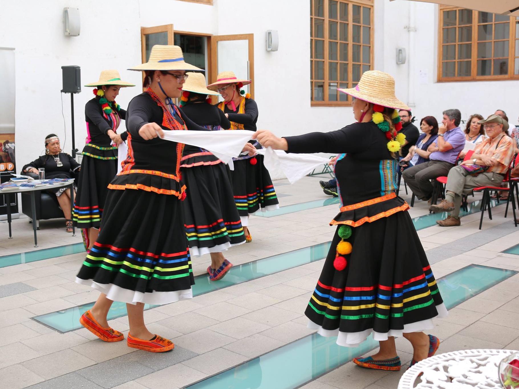 mujeres bailando para la conmemoración de los pueblos originarios