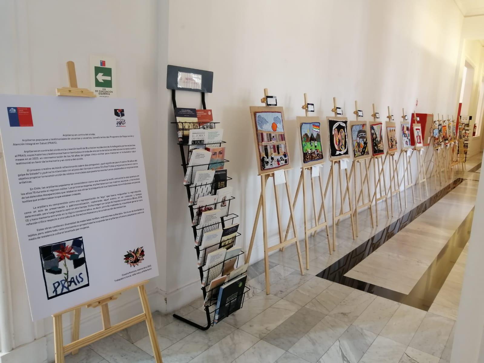 Presentación de la exposición con atriles y arpilleras en segundo piso de la biblioteca