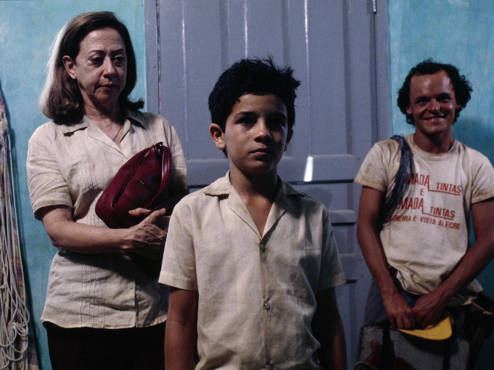 Niño con mujer y hombre