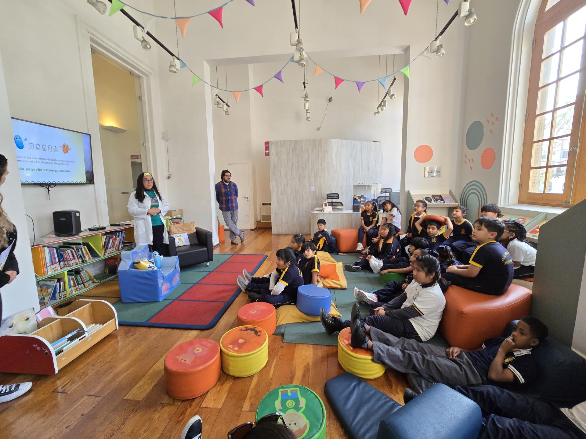 Presentación del libro "Cobalín y el renacer de las baterías", Dra. Yuvineza Gómez.