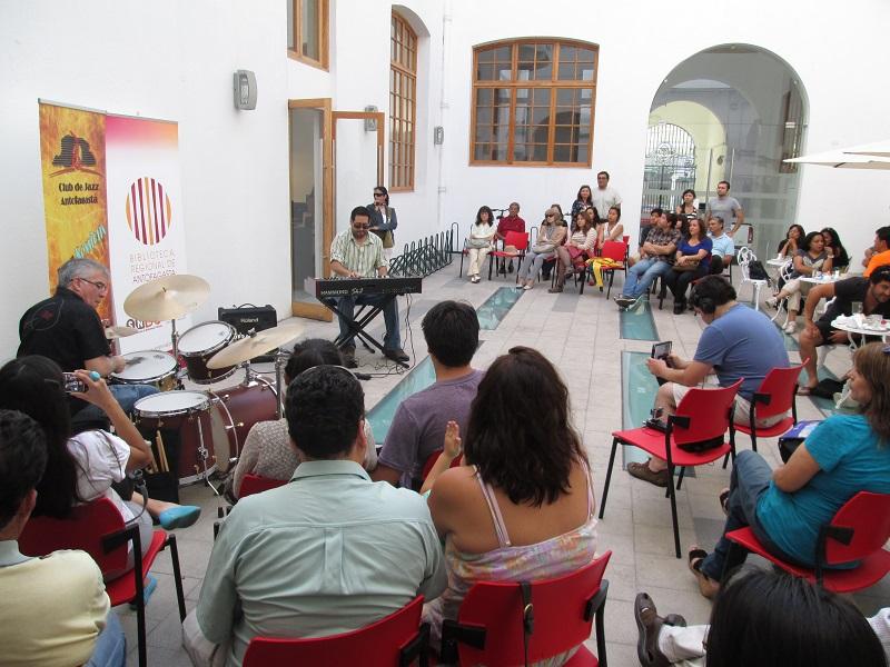 Dirigida a músicos y público en general