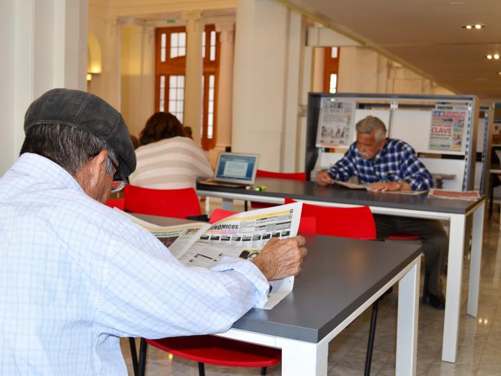 Usuarios y usuarias leyendo el diario