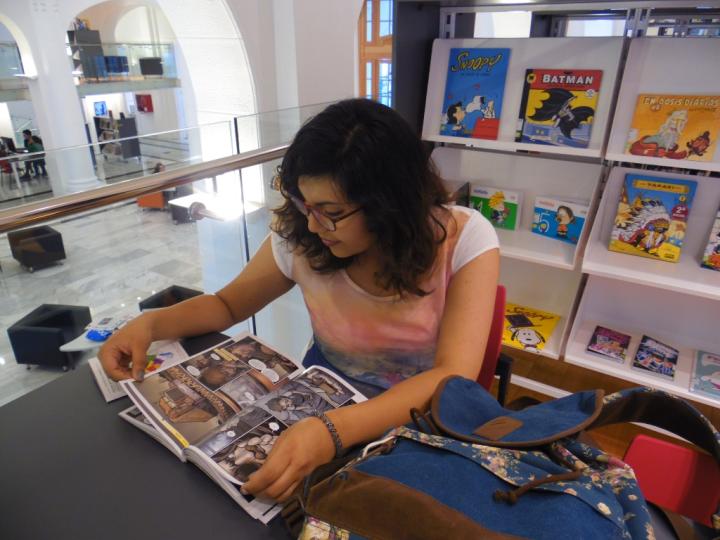 Usuaria leyendo un libro de cómics en el entrepiso