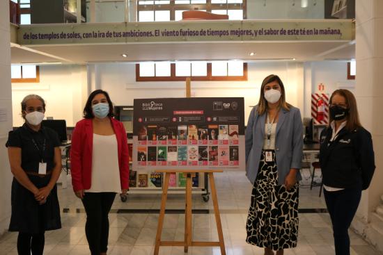 Instalación de Biblioteca para Mujeres (BPDigital) en el Hall Central de la biblioteca