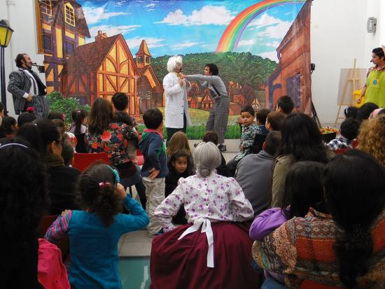 niños y niñas viendo obra de teatro 