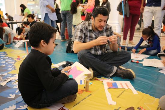 Padre y hijo compartiendo en actividad familiar 