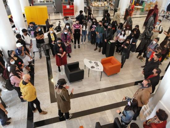 Grupo de personas en hall principal de la biblioteca