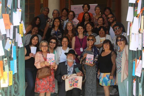 personas de los clubes de lectura en uno de los ingresos de la biblioteca