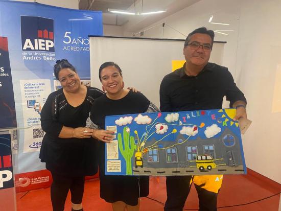 Directora Serpat, región Antofagasta, Valentina Díaz, junto a Juan Cornejo del área Infantil y Juvenil de la Biblioteca Regional recibiendo material didáctico