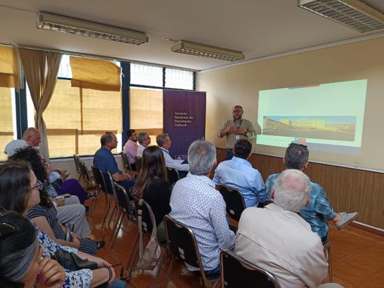Gabriel Díaz exponiendo 