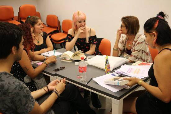 jovenes en taller de escritura creativa 