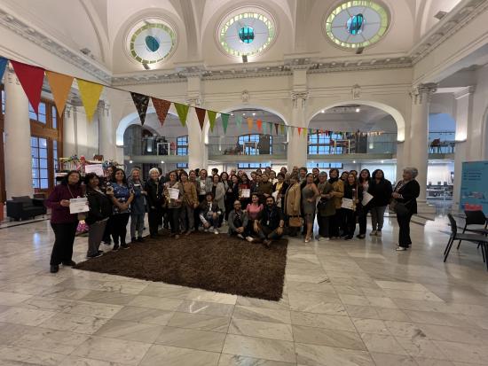 Grupo de personas en el hall de la biblioteca regional de Antofagasta 