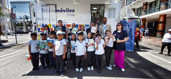 Estudiantes de la Escuela Ljubica Domic Wuth conocen el Bibliomóvil