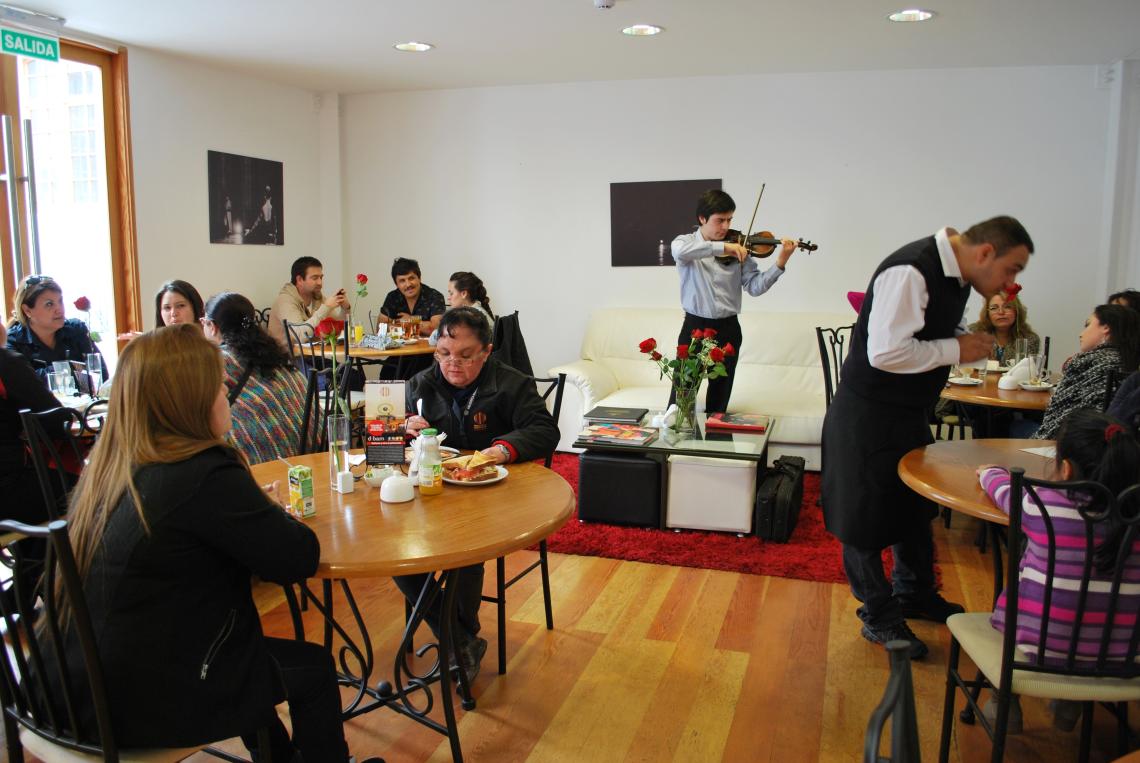 Personas sentadas en la cafetería de la biblioteca regional