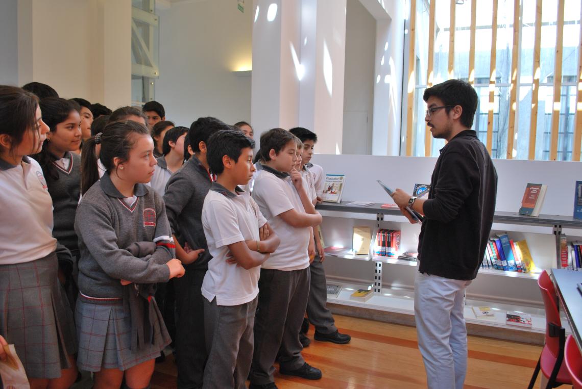 Funcionario realizando visita guiada a un colegio